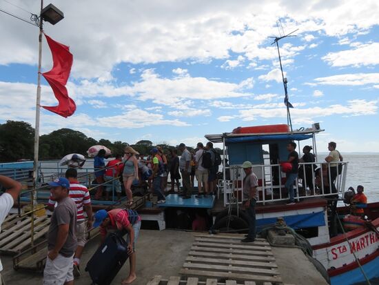 ... der uns dann doch relativ wohlbehalten am Kai abliefert.