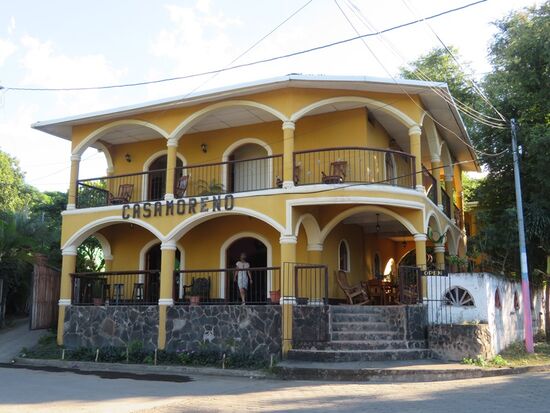 Zu Fuß geht es zum Guesthouse Morena ...