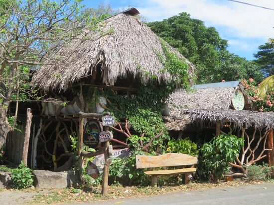 ... mit ihren merkwürdigen Häusern. Die Menschen sind recht arm und leben von der Landwirtschaft. Es werden Kochbananen angebaut und nach ganz Zentralamerika verkauft. Ein neuer Flughafen bei Moyogalpa soll den Tourismus fördern.