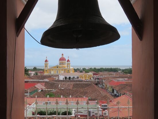... hat man einen guten Überblik über den Parque Central bis hin zum Nicaraguasee.