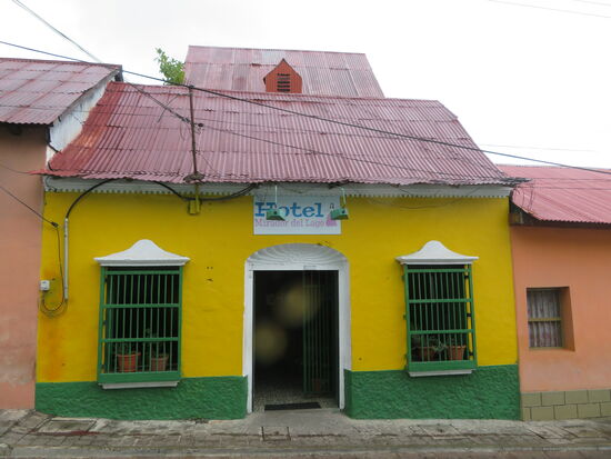Im Dunkeln kommen wir in Petén Santa Elena an, treffen eine sehr nette, sehr junge, spanisch sprechende Holländerin, fahren kurz mit Ihr und mit dem Taxi auf die Halbinsel Flores und nächtigem im Mirador. Morgens entscheiden wir - wegen des Regenwetters und weil wir erst Flores erkunden wollen -  Tikal erst am nächsten Tag zu besuchen.