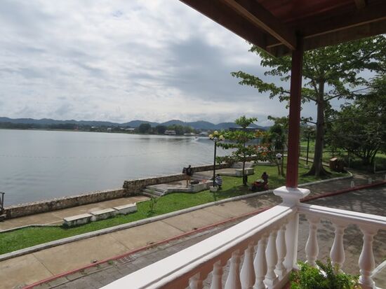 ... mit Terrasse und Blick auf den See ...