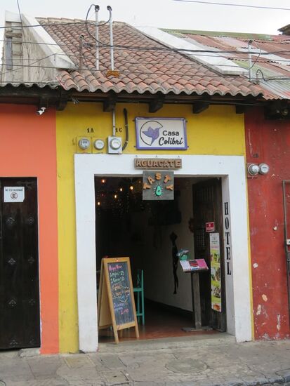 Wir kommen spät abends in Guate City mal wieder in einen Megastau, halten dafür in Antigua aber keine 100m entfernt von unserer Unterkunft "Colibri" mitten in der Altstadt.
