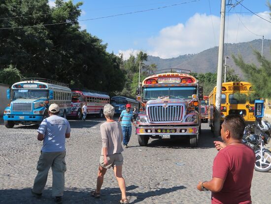 Am 2. Tag machen wir eine Tour zu einer Kaffee-Plantage. Zunächst mit dem Chicken Bus ...
