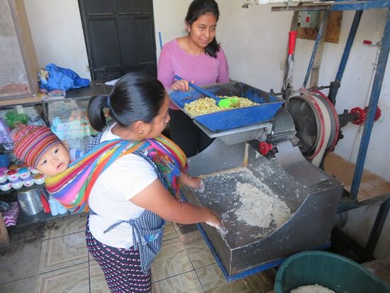 NEIN, das hat nichts mit Kaffee zu tun. Hier werden Maismehl gemacht und Kinder geschaukelt.