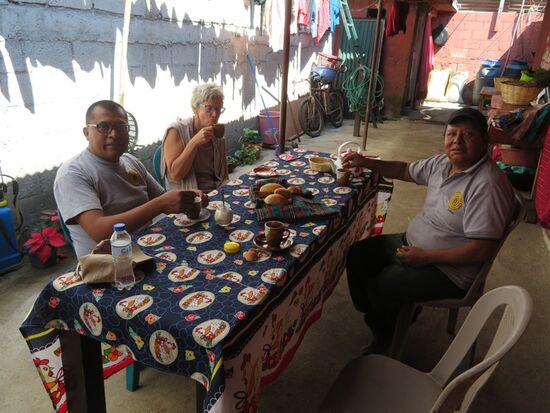 ... und hier wird Kaffee getrunken. Ehrlich gesagt, hat er uns sooo gut nicht geschmeckt. PS. Hier wird noch alles per Hand gemacht und man tut sich schwer gegen die Konkurrenz der Großunternehmen.