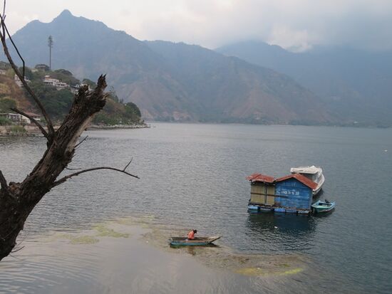 Der See liegt in einem Krater, der durch die Explosion eines sehr großen Vulkans entstand. Im Laufe der Zeit ist der Wasserspiegel des Sees angestiegen, da das Tal keinen natürlichen Abfluss hat.