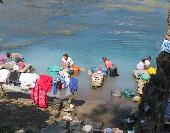 ... Frauen, die im See waschen.