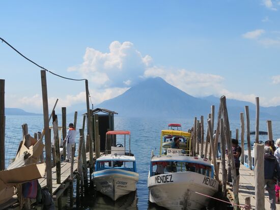 Wir fahren mit den Booten rund um den See, San Marcos, Santa Cruz, Panajachel, Santiago Atitlan.