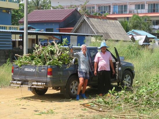 Der Abfall wird auf dem "Coconut-Garden" des Bruders entsorgt - eine recht große Plantage. Man fährt eine halbe Stunde hin, ißt und trinkt was, und fährt dann eine halbe Stunde wieder zurück - ach so, zwischendurch wird natürlich abgeladen.