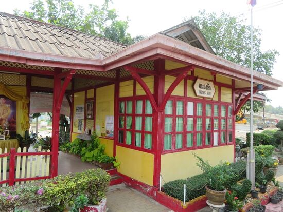 Wir fahren mit dem Ordinary-Zug (das ist die letzte Klasse) nach Hua Hin. Der Zug hat bei Abfahrt die übliche Verspätung von einer Stunde zwanzig.