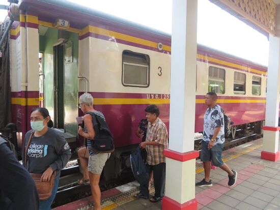 Natürlich 3. Klasse mit offenen Fenstern 3 Stunden Fahrt für weniger als 1 Euro pp.