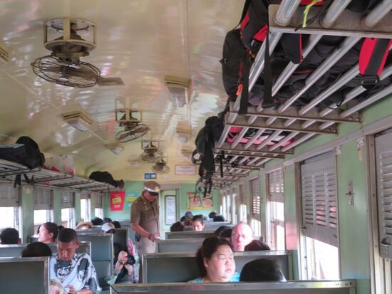 Hier wird noch persönlich kontrolliert und der Fahrschein wird ordnungsgemäß abgeknipst.