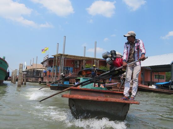 Dann geht es mit dem Boot rüber nach Myanmar. Die Schlepper und Halsabschneider am Anleger verlangen zunächst bis zu 1.000 THB für beide für Hin und Zurück. 300 THB sind aber genug, die Einheimischen zahlen weniger - auch gut so.