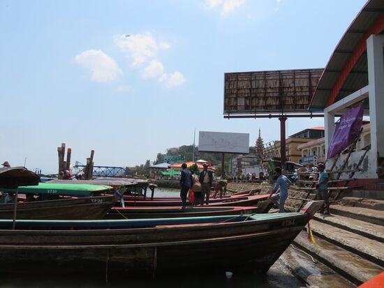In Myanmar holt man sich bei der Immigration einen Einreise- und einen Ausreisestempel in seinen Reisepaß (die Reihenfolge ist egal), und zahlt dafür 10 US Dollar pp. Die müssen aber frisch und proper aussehen, sonst wird das nix.