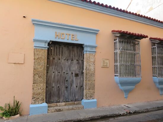 Unser Hotel Puertas de Cartagena. Komfortabel, gutes Frühstück. Die Zimmer verteilen sich - wie in Südamerika üblich - um einen meist begrünten, schattigen Innenhof.