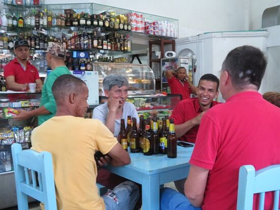 Direkt gegenüber: eine Bierbar. Der "graue, schlanke herr" saß schon morgens beim Bierchen bis spät abends - ohne Anzeichen von Betrunkenheit.