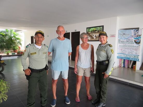 ... wir werden freundlich empfangen, sogar von der Touristenpolizei, die unbedingt mit uns ein Interview führen will - was aber an den mangelnden Sprachkenntnissen scheitert. Macht nichts. Ein Foto tut's doch auch.