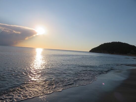 Abends belebt sich der Strand insb. mit jungen Leuten in Feierstimmung. Es wird getrunken, es wird geraucht ...