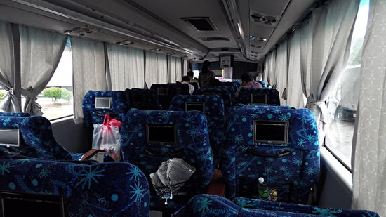 Luxus mit eigenem Entertainmentsystem und Liegesesseln.