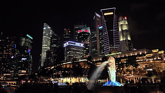 Merlion im Vordergrund