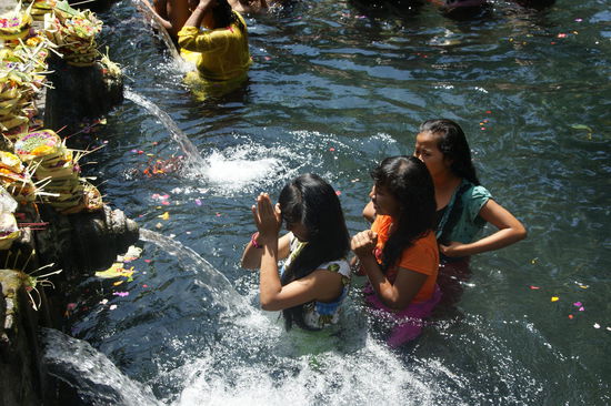 Heiliges Wasser um sich zu reinigen.