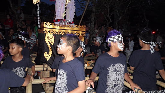 Meistens trugen Kinder oder Jugendliche die Figuren