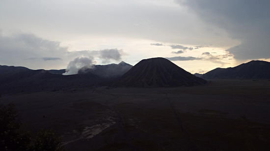 Links noch der aktive Vulkan Bromo.
