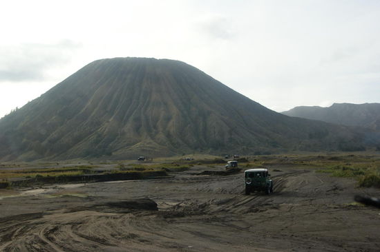 Fahrt durch das Tal an einem weitern Vulkan vorbei zum Bromo-Vulkan