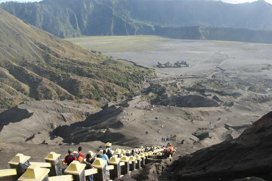 Blick vom Kraterrand ins Tal, wo noch ein Tempel zusehen ist.