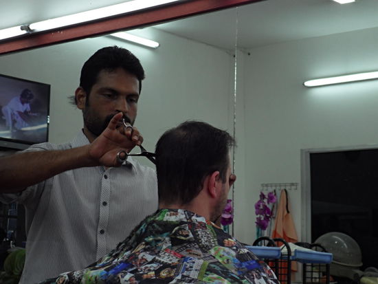 Marc beim Coiffure, man beachte den Friseur, der hätte es sicherlich bei den Ohren auch nötig 