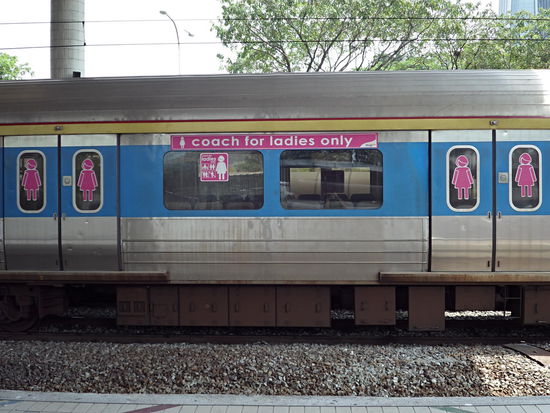 In Malaysia gibt es Zugabteile die nur für Frauen sind.