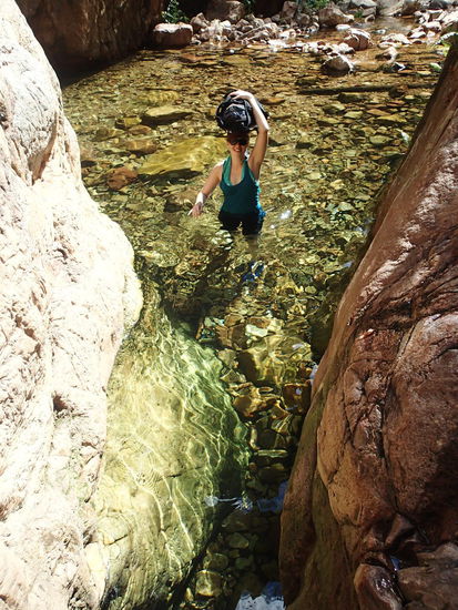 El Questro Gorge, dieser Weg führte uns durch tiefes Wasser.