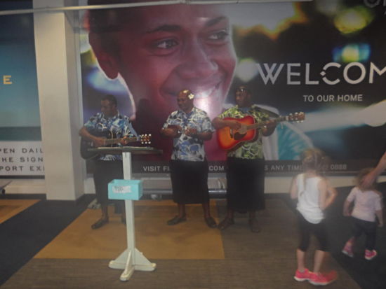 Begrüssung am Flughafen von Fidschi