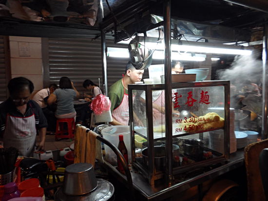 Meistens ist es ein Familienbusiness, das zubereiten der Speisen geht Hand in Hand und war interessant zum beobachten.