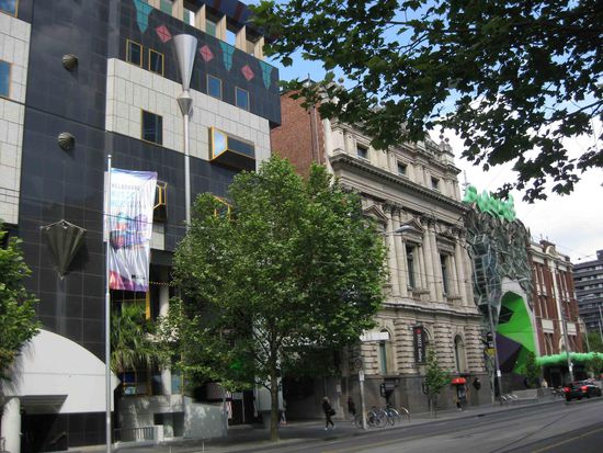 Gebäude der Universität, die in Melbourne häufig anzutreffen und oft künstlerisch gestaltet sind