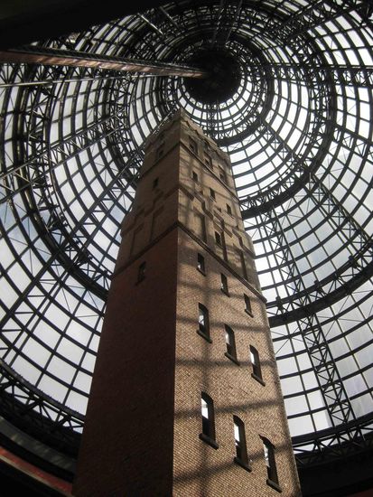 Ein alter Turm wurde erhalten und in ein Shopping Center integriert