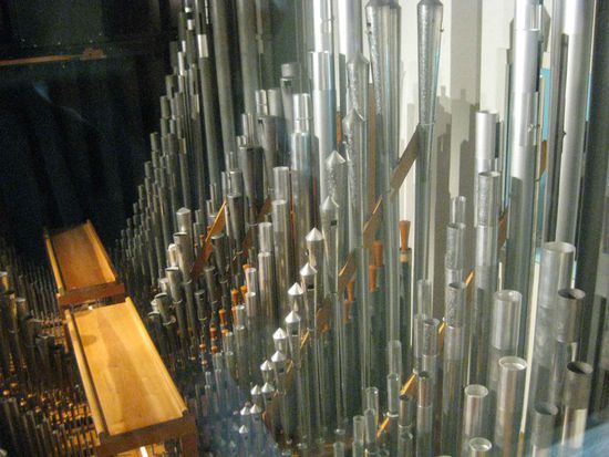 Im Rathaus gibt es auch eine riesige Orgel, die wir von hinten ansehen konnten und sogar einige Pfeifen bedienen durften ...