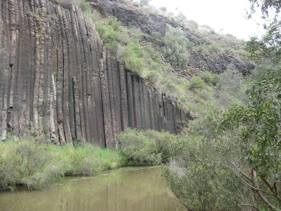 Bei einem weiteren Zwischenstopp haben wir in einem Park diese Naturpfeifen aus Lava gesehen und ...