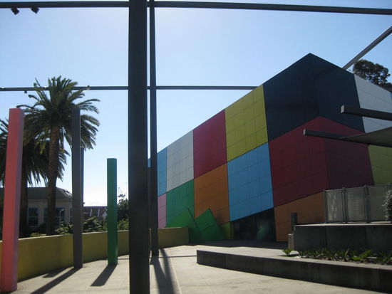 Ein Blick auf einen Teil des Museums - die Australier sind in ihrer Architektur sehr experimentierfreudig
