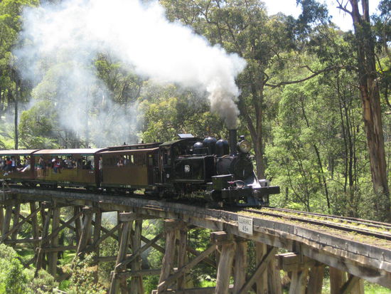 Es ist lustig anzusehen, wie die Bahn über die alte Brücke angeschnauft kommt und in den Waggons die jungen Leute die Beine aus dem Fenster hängen lassen