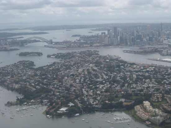 Schon aus dem Flieger ein beeindruckendes Bild - viele Inseln und erstaunlich viel grün (hinten ist die Harbour Bridge)