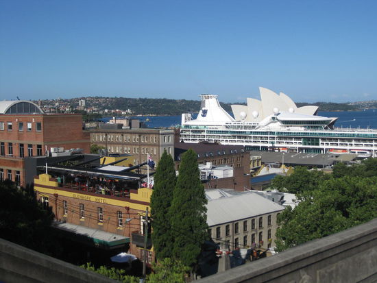 Im Vordergrund alte historische Gebäude und