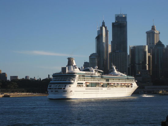 Von der anderen Seite sehe ich dann, wie dieser riesige Luxusliner abgelegt hat.