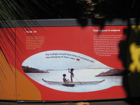 Hier sind auch in Gedenken an die Aborigines und die Geschichte Sydney´s, Tafeln mit dem Verlauf der Besetzung durch die Briten aufgestellt.