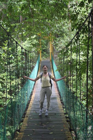 Einen Schönheitspreis hätten wir mit unserem Outfit nicht gewonnen, aber die Hosenbeine in die Strümpfe zu stopfen hilft zumindest ein bisschen gegen die ersten Blutegel-Attacken.