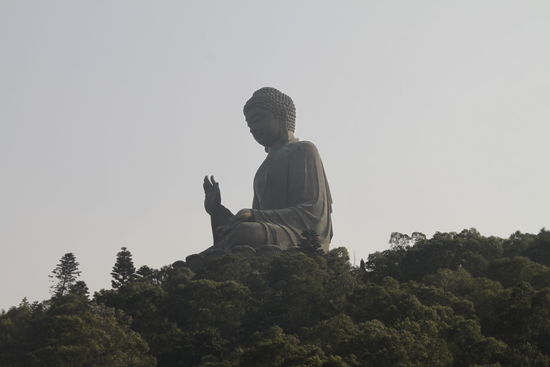 Die Hauptattraktion auf Lantau ist der Big Buddha, die weltgrößte freistehende Buddhastatue in sitzender Haltung.