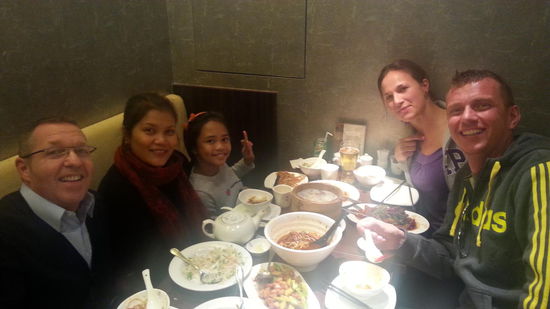 Xia Fei, Shanghainese Restaurant.
Eine tolle Art gemeinsam zu essen. Jeder bestellt ein Essen, alles wird in die Mitte gestellt und jeder kann alles probieren...
Übrigens, der rote Kopf bei mir (Axel) kommt von der Suppenschüssel in der Mitte 