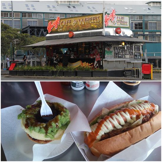 Ein echter Klassiker kulinarischer Art ist das Cafe de Wheels in Sydney. In der Bildergalerie war so mancher Promi zu sehen und jetzt waren auch die Obberäääder da. Nichts für Leute auf Diät und nichts für Sauberkeitsfanatiker. Es sieht nämlich nicht nur nach ner riesen Sauerei aus - die gab es auch nach dem ersten Bissen... 
Falls jemand nicht auf den ersten Blick erkennt, was das linke Kunstwerk sein soll: Pie getoppt mit Kartoffelbrei, Erbsenmus und Bratensoße - na Mahlzeit!