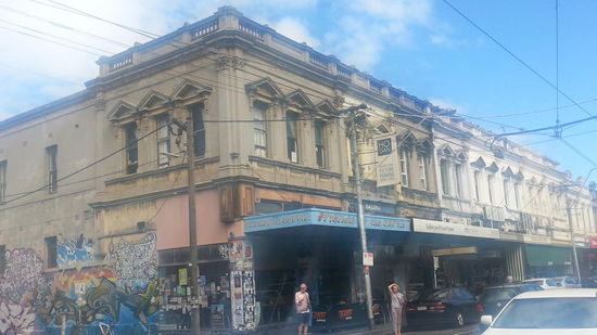 Rund um die Brunswick Street liegen coole Cafes, Restaurants und Designerläden eng beieeinander. Es macht Spaß, hier durch die Straßen zu bummeln und essen kann man hier zu erstaunlich europäerfreundlichen Preisen.